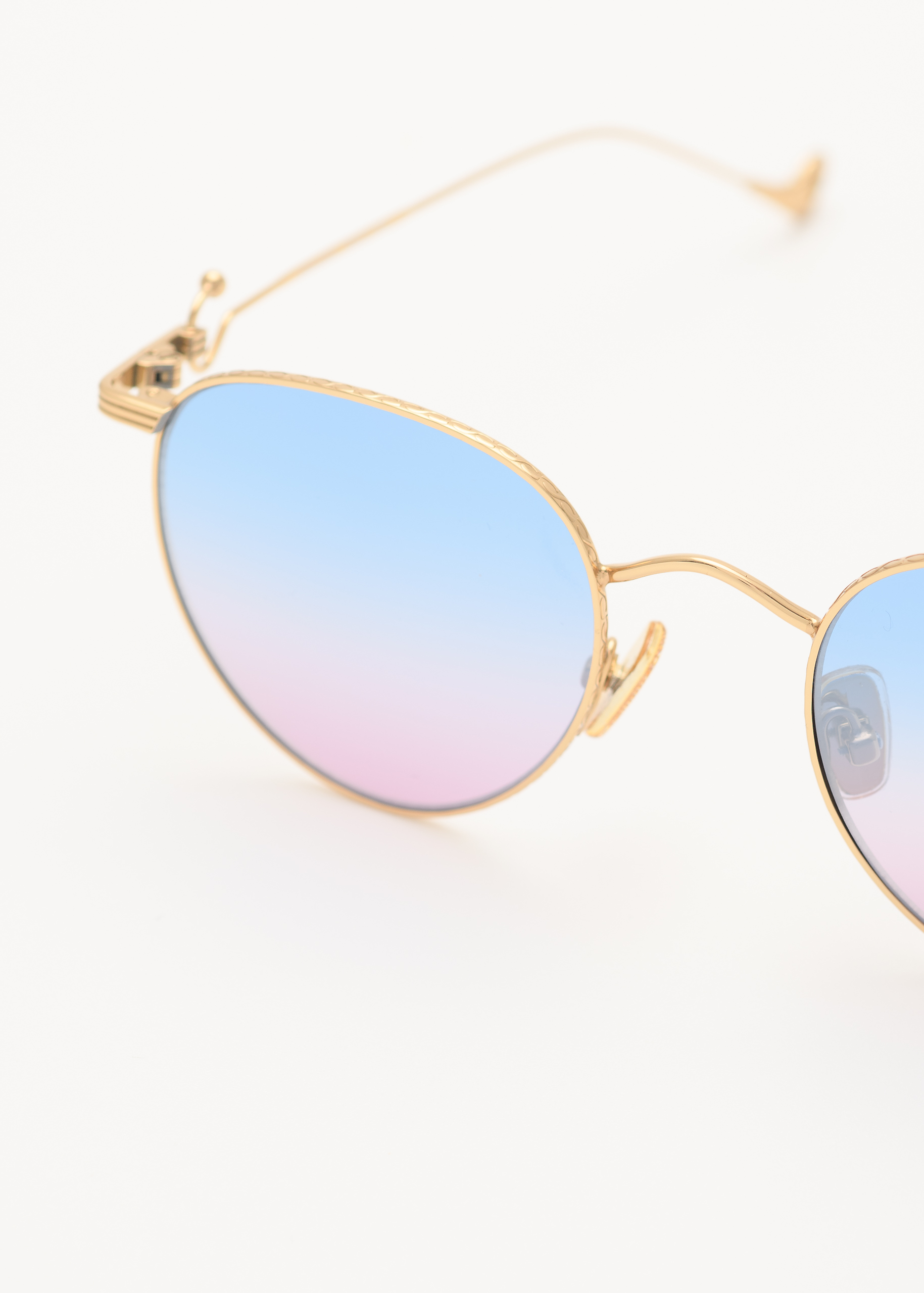 LUNE-C4-42F_PMS_2460